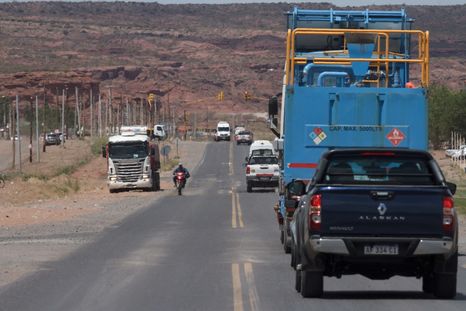Ruta que atravisa Añelo y tráfico intenso, en Vaca Muerta, Neuquén.