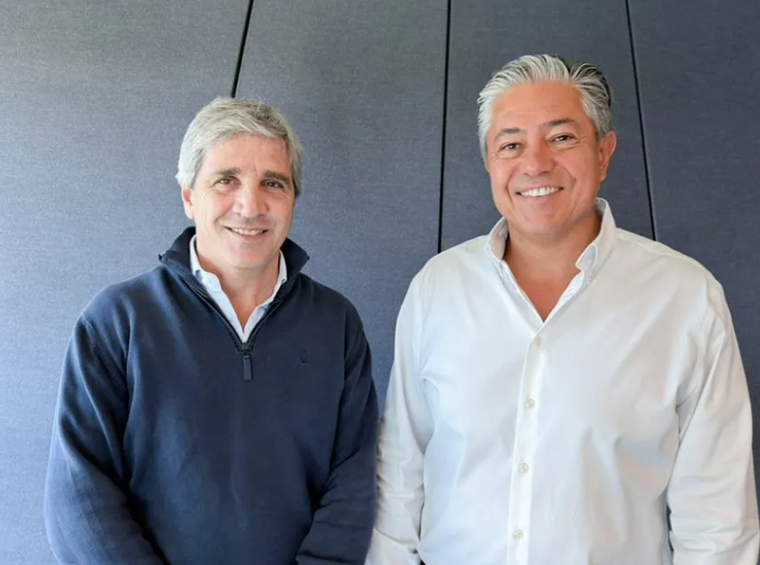 El ministro de Economía, Luis Caputo, junto al gobernador de Neuquén, Raúl Figueroa.Foto: Gobierno de Neuquén