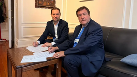 Sergio Rotondo con Weretilneck en la firma del convenio durante la gira en Nueva York.