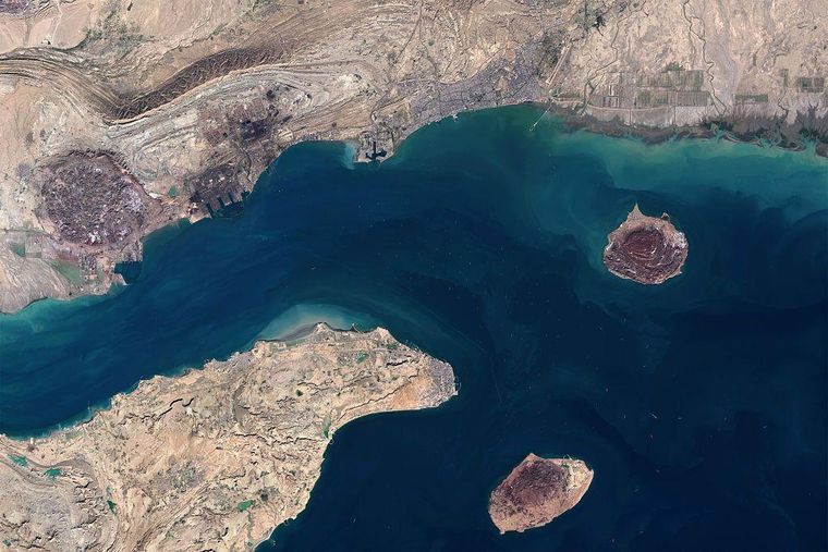 Vista satelital de Bandar Abbas, la isla de Qeshm, la isla de Larak y la isla de Hormuz en la provincia de Hormozgan, dentro de la región del estrecho de Ormuz.