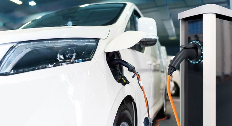 Carga en auto eléctrico.