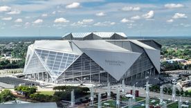 Sistema de aire acondicionado integral combinado con techo completamente retráctil, en el estadio Mercedes-Benz Stadium de Atlanta.