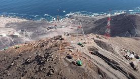 Techint construye una planta desalinizadora para abastecer la minería en Chile.