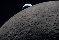 Esta imagen fue capturada a las 18:41 EDT del 6 de abril de 2026, apenas tres minutos antes de que la nave espacial Orion y su tripulación se ocultaran tras la Luna.
