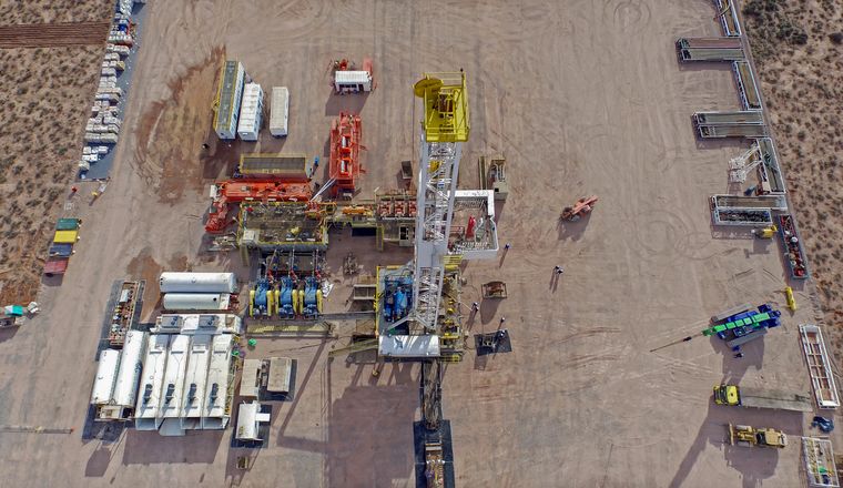 Equipo de fractura hidráulica operando en Vaca Muerta, Neuquén