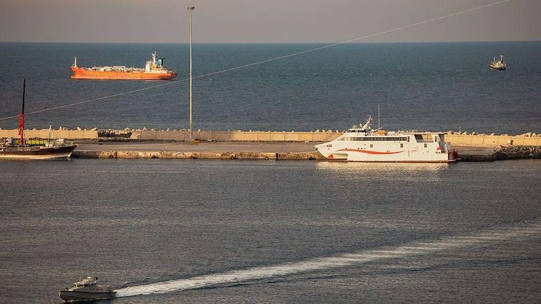 Petroleros y embarcaciones rápidas que han echado anclas cerca del estrecho de Ormuz.