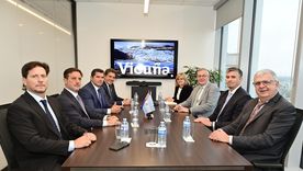 El gobernador de San Juan, Marcelo Orrego, con los líderes de Vicuña en Vancouver.