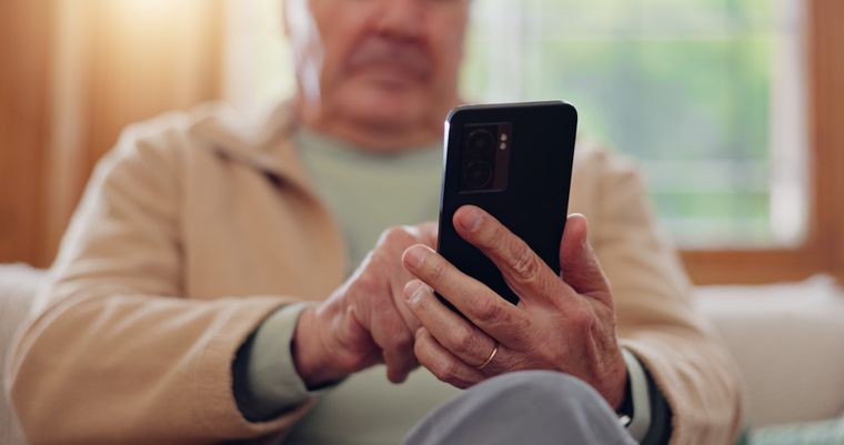 Los nuevos teléfonos móviles ofrecen herramientas de seguridad y pantallas adaptadas para los jubilados. Los nuevos teléfonos móviles ofrecen herramientas de seguridad y pantallas adaptadas para los jubilados.