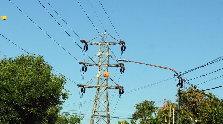 Torres de alta tensión, que opera y mantiene Transener. Torres de alta tensión, que opera y mantiene Transener.