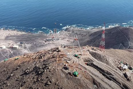 Techint construye una planta desalinizadora para abastecer la minería en Chile.