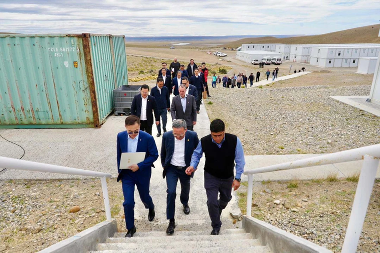 El gobernador Vidal recorre las instalaciones (cr&eacute;dito: gobierno de Santa Cruz) &nbsp;