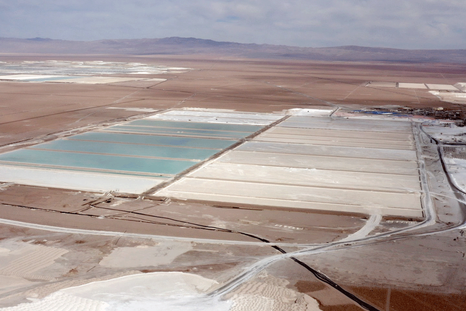 La extracción de litio implica bombear salmuera desde debajo de los salares de Chile hasta las piscinas de evaporación en la superficie. La extracción de litio implica bombear salmuera desde debajo de los salares de Chile hasta las piscinas de evaporación en la superficie.