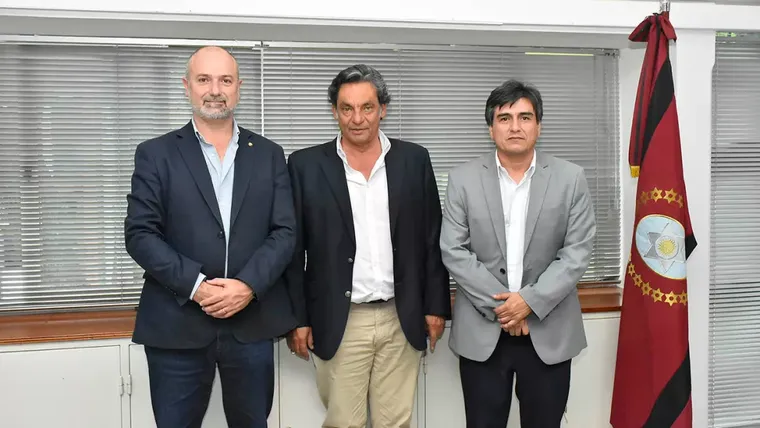 La reunión fue protagonizada por el ministro de Producción y Minería de Salta, Ignacio Lupión; el ministro de Minería de Catamarca, Marcelo Murúa; y el flamante ministro de Minería de Jujuy, José Gómez. La reunión fue protagonizada por el ministro de Producción y Minería de Salta, Ignacio Lupión; el ministro de Minería de Catamarca, Marcelo Murúa; y el flamante ministro de Minería de Jujuy, José Gómez.