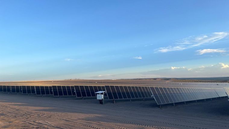 El nuevo parque solar de San Rafael en Mendona tiene una capacidad instalada 180 MW y requirió una inversión de US$ 180 millones. El nuevo parque solar de San Rafael en Mendona tiene una capacidad instalada 180 MW y requirió una inversión de US$ 180 millones.