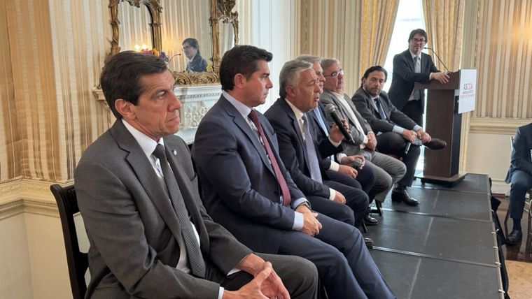 Los gobernadores que acomapañan a Milei y Caputo en la Argentina Week son claves por la titularidad de los proyectos energéticos y mineros.