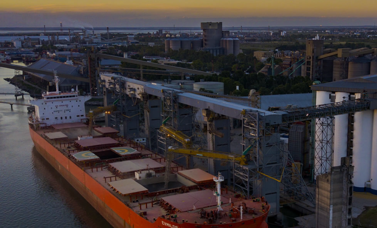 El puerto de Bahía Blanca, sinónimo de granos, combustibles y petroquímica pero también de energía a gran escala. El puerto de Bahía Blanca, sinónimo de granos, combustibles y petroquímica pero también de energía a gran escala.