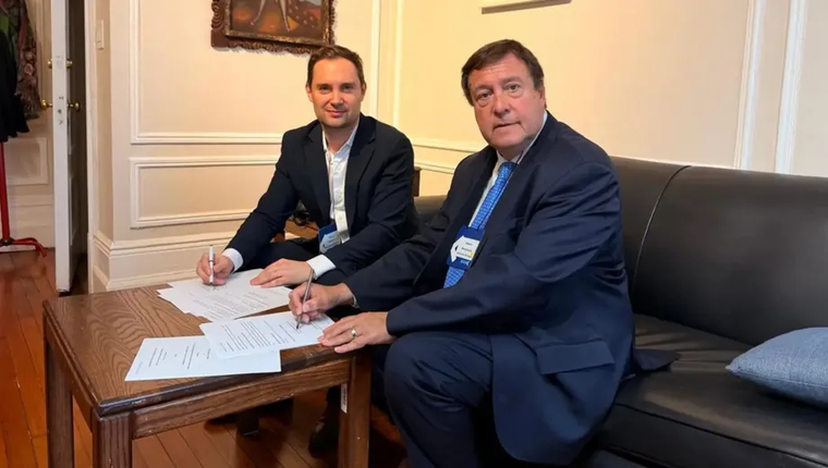 Sergio Rotondo con Weretilneck en la firma del convenio durante la gira en Nueva York.