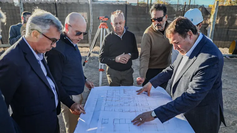 El gobernador Alberto Weretilnek mira planos de la obra del hospital que se empezó a construir en Barda del Medio, Río Negro.&nbsp;