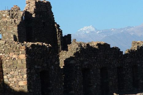 Paramillos epresenta una de las primeras explotaciones mineras de la República Argentina a manos de los Jesuitas. Paramillos epresenta una de las primeras explotaciones mineras de la República Argentina a manos de los Jesuitas.