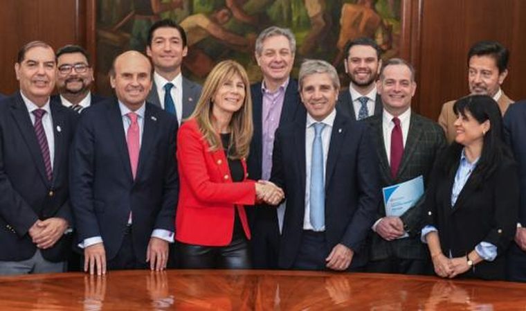 Ximena Rincón, junto a Luis Caputo, que recibió a la delegación chilena
