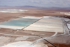 La extracción de litio implica bombear salmuera desde debajo de los salares de Chile hasta las piscinas de evaporación en la superficie.