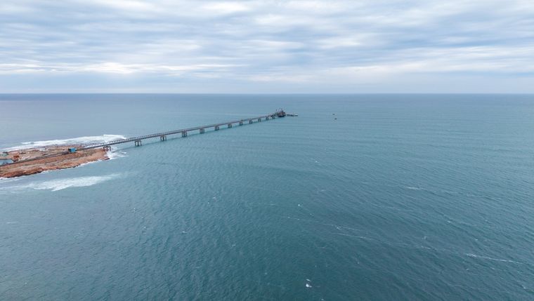 Recta final para el oleoducto de VMOS, que lleva desde Vaca Muerta hasta Punta Colorada, la salida del petróleo por el Atlántico. Allí estarán las boyas. Recta final para el oleoducto de VMOS, que lleva desde Vaca Muerta hasta Punta Colorada, la salida del petróleo por el Atlántico. Allí estarán las boyas.