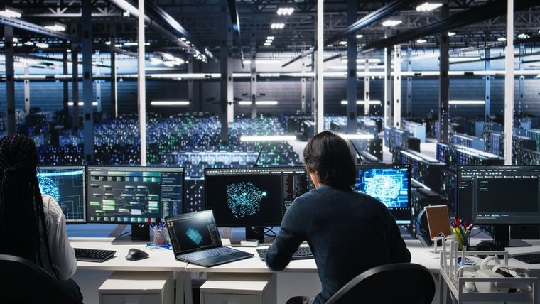 Control humano en un centro de datos de inteligencia artificial. El agua y la energía son vitales para su funcionamiento.