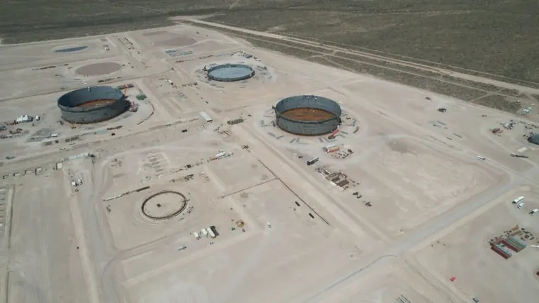 Construcción de tanques. Las obras en Punta Colorada, Río Negro, avanzan.