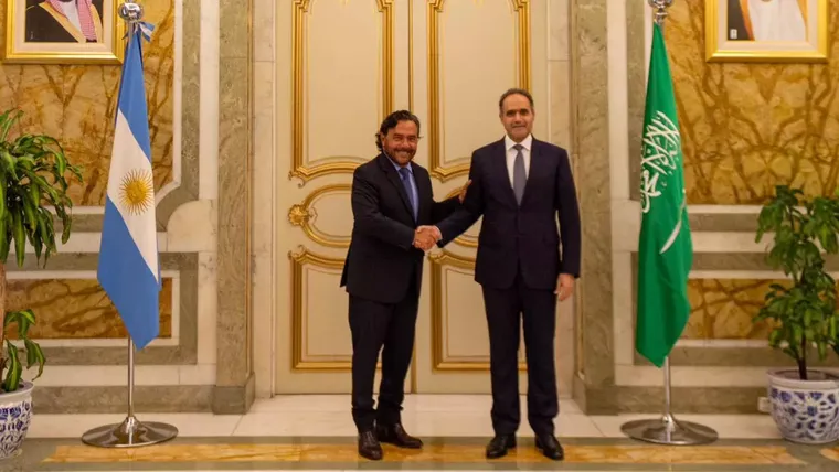 El gobernador de Salta, Gustavo Sáenz, mantuvo un encuentro con el embajador saudí en Argentina, Hatem Ghormulla G. Alghamdi.