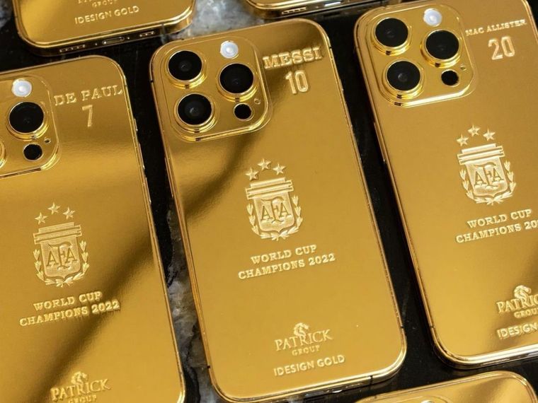 El celular de Messi, el celular de Dios, de oro y litio.