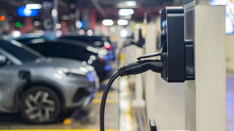 Carga de autos eléctricos.