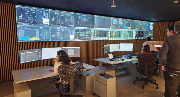 Desde el centro de monitoreo que funciona en Buenos Aires, Tecpetrol opera pozos a distancia.