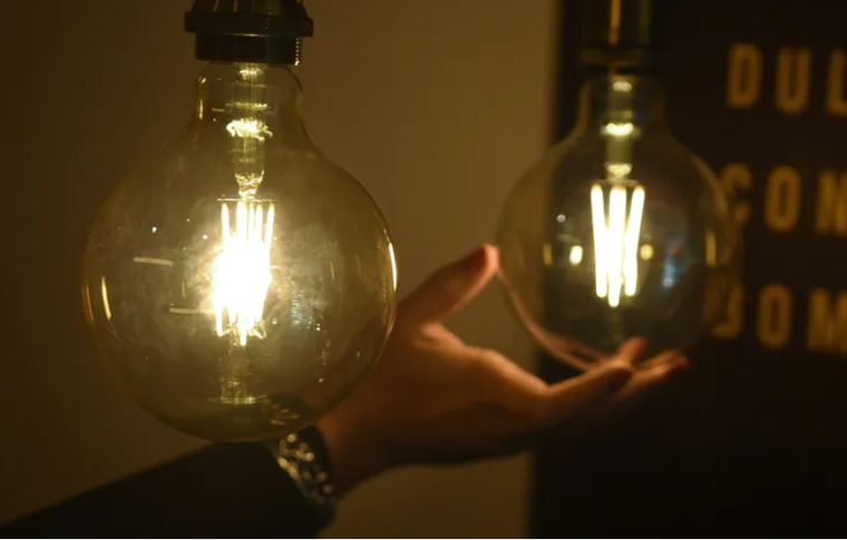 La caía del consumo de energía eléctrica atraviesa a hogares, comercios e industrias.