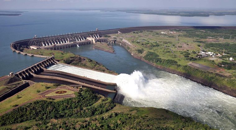 Represa binacional Itaipú, entre Brasil y Paraguay.