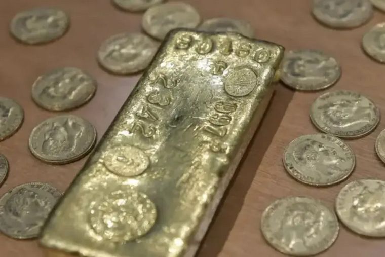 Monedas y lingotes de oro.