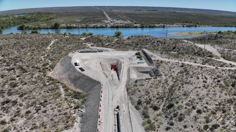 La compleja obra cruza por debajo del lecho del río