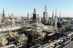 axion acelera la adaptacion de su refineria para procesar mas petroleo de vaca muerta