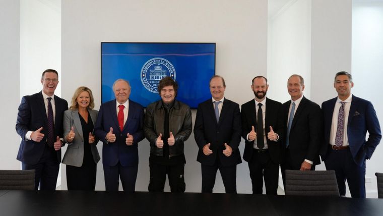 El fundador de Continental Resources, Harold Hamm, a la izquierda de Javier Milei, durante una reunión realizada en septiembre de este año. El fundador de Continental Resources, Harold Hamm, a la izquierda de Javier Milei, durante una reunión realizada en septiembre de este año.