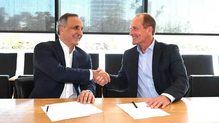 Marcos Bulgheroni, CEO de PAE, sella el acuerdo con Doug Lawler, CEO de Continental Res Marcos Bulgheroni, CEO de PAE, sella el acuerdo con Doug Lawler, CEO de Continental Res
