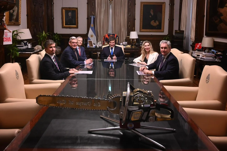 Milei, exultante, junto a los directivos de Vicuña