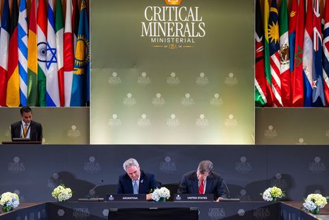 El Canciller Quirno y el Vicesecretario de Estado Christopher Landau suscribieron un acuerdo de minerales críticos.&nbsp;