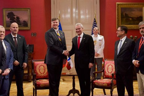 En Chile se firmó el acuerdo con el subsecretario de Estado de los Estados Unidos, Christopher Landau. En Chile se firmó el acuerdo con el subsecretario de Estado de los Estados Unidos, Christopher Landau.