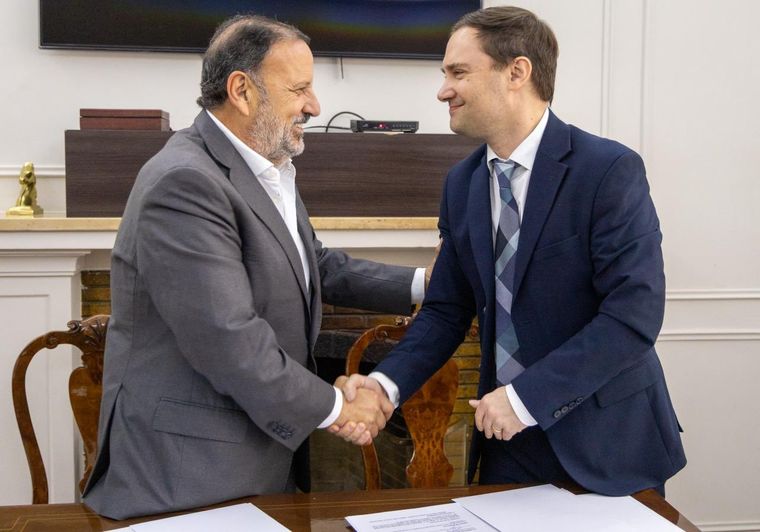 Ricardo Quintela, gobernador de La Rioja, y Sergio Rotondo, de la firma American Minerals, rubrican el acuerdo sobre minerales críticos. Ricardo Quintela, gobernador de La Rioja, y Sergio Rotondo, de la firma American Minerals, rubrican el acuerdo sobre minerales críticos.