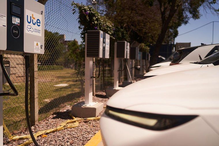 Ute, la empresa estatal de electricidad de Uruguay, ha instalado una red de estaciones de carga de autos eléctricos ante la creciente demanda. Ute, la empresa estatal de electricidad de Uruguay, ha instalado una red de estaciones de carga de autos eléctricos ante la creciente demanda.