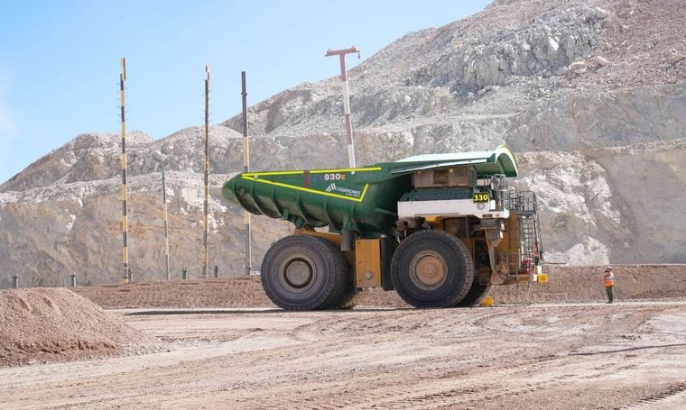 El camión minero que Lundin prueba en la cordillera chilena, en medio del distrito Vicuña.