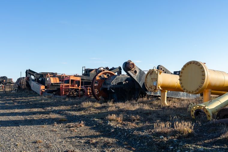 Toneladas de residuos ambientales ferrosos, tras décadas de explotación petrolera de YPF, en Tierra del Fuego. Toneladas de residuos ambientales ferrosos, tras décadas de explotación petrolera de YPF, en Tierra del Fuego.