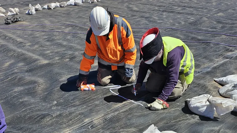 Las autoridades realizaron muestreos del suelo debajo de la geomembrana. Las autoridades realizaron muestreos del suelo debajo de la geomembrana. 