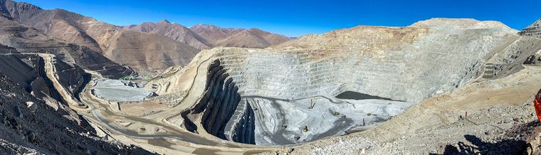 La mina Caserones está a pocos kilómetros de Vicuña, del lado chileno. La mina Caserones está a pocos kilómetros de Vicuña, del lado chileno.