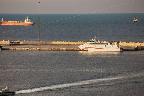 Petroleros y embarcaciones rápidas que han echado anclas cerca del estrecho de Ormuz. Petroleros y embarcaciones rápidas que han echado anclas cerca del estrecho de Ormuz.