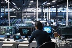 Control humano en un centro de datos de inteligencia artificial. El agua y la energía son vitales para su funcionamiento.